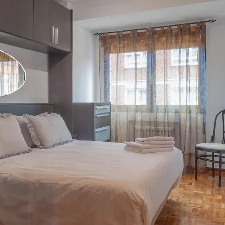 Av Leopoldo Alas 16 Apartment