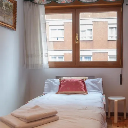 Av Leopoldo Alas 16 Apartment *