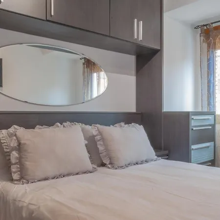 Av Leopoldo Alas 16 Apartment *